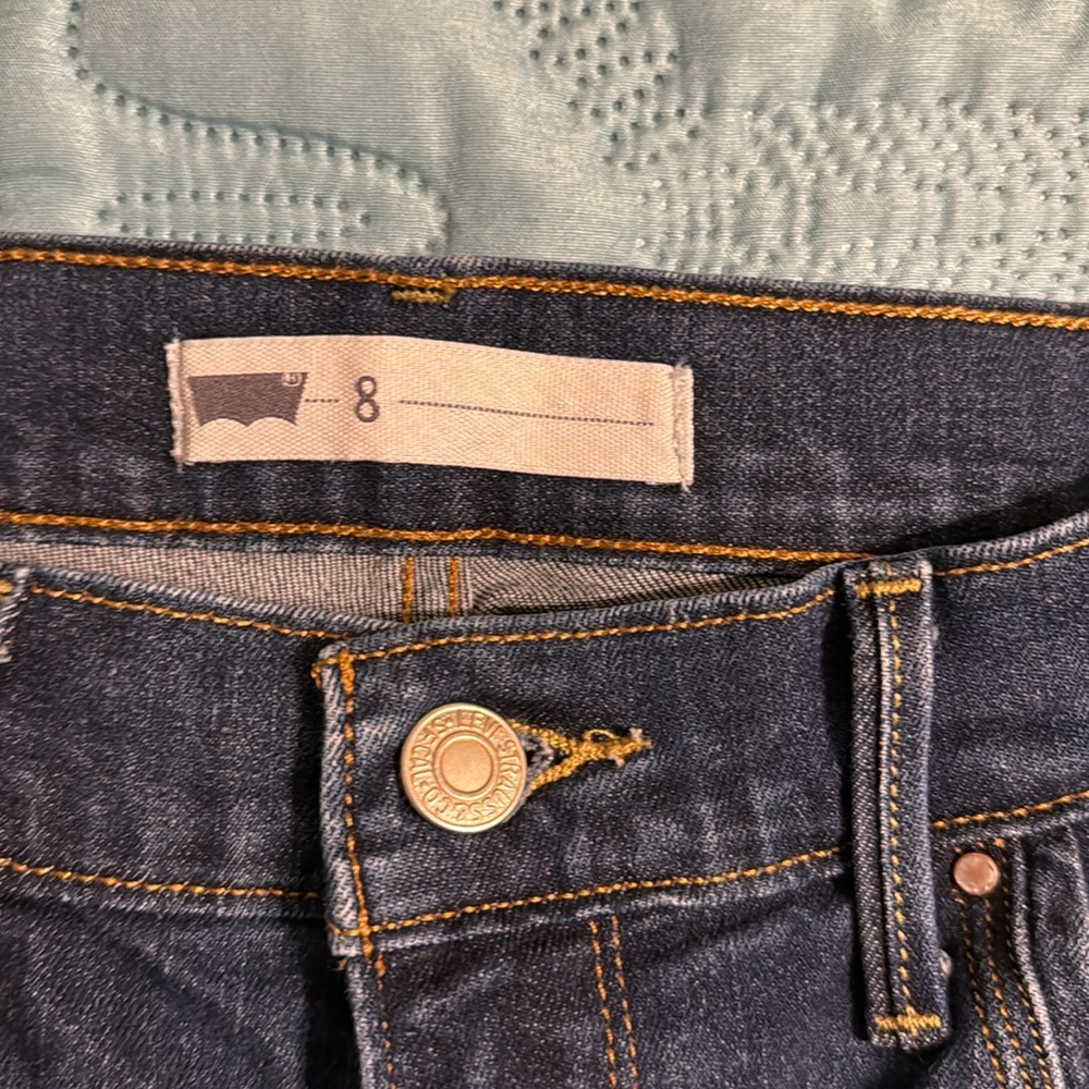 ❤️(127) ladies Levi’s capris in excellent condition! Size 8 - Waist 29. Stretchy - Picture 6 of 8